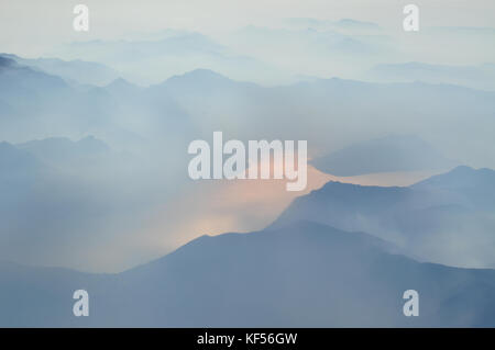 Mattinata nebbiosa nelle Alpi Italiane Montagne - mountain range sagome Foto Stock