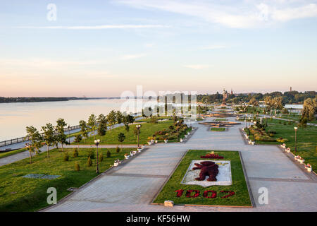 YAROSLAVL, RUSSIA-CIRCA JUN, 2017: vista la mattina delle fontane a freccia del fiume Volga. È una delle città da Golden Ring per v Foto Stock