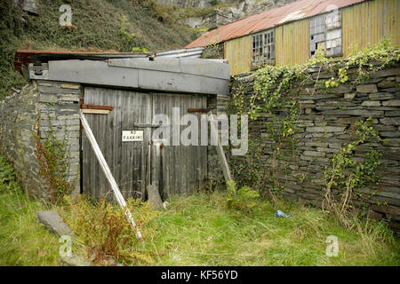 Garage in disuso e abbandonato con vialetto coperto, Blaenau Ffestiniog, Galles. Foto Stock