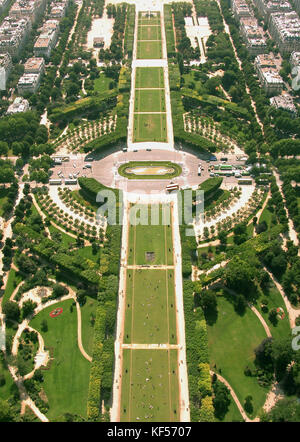 Champs de Mars e Place Jacques Rueff dalla Torre Eiffel, Parigi, Francia Foto Stock