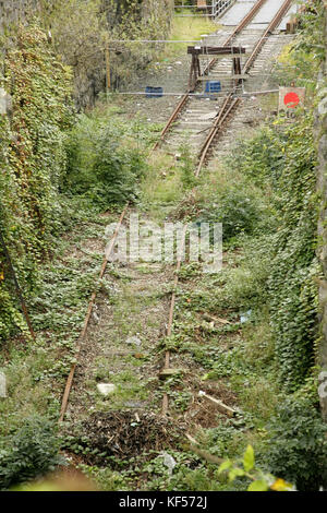 La sezione di in disuso Blaenau Ffestiniog - Trawsfynydd linea ferroviaria, Blaenau Ffestiniog, Galles. Foto Stock