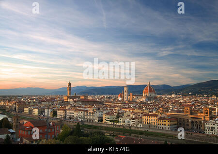 Vista su tutta la città di lforence in Italia al tramonto Foto Stock