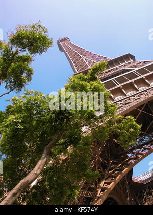 La Torre Eiffel dal Quai Branly, Parigi, Francia Foto Stock