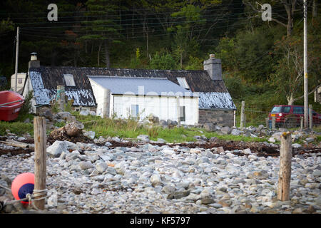 Loch lato self catering cottage a ardaneaskan sulla sponda nord del loch carron. ross-shire, costa ovest della Scozia Foto Stock