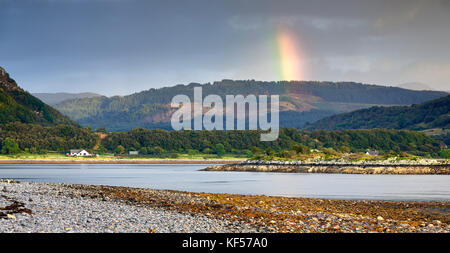 Rainbow e acquoso sky guardando verso sud-ovest sul loch carron verso portchullin. Da ardaneaskan. lochcarron, Ross-shire, altopiani, SCOZIA Foto Stock