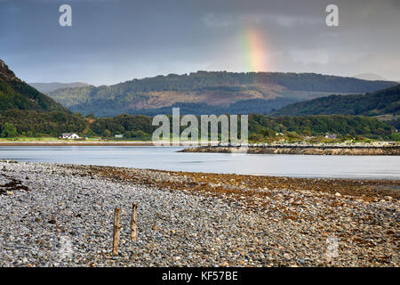 Rainbow e acquoso sky guardando verso sud-ovest sul loch carron verso portchullin. Da ardaneaskan. lochcarron, Ross-shire, altopiani, SCOZIA Foto Stock