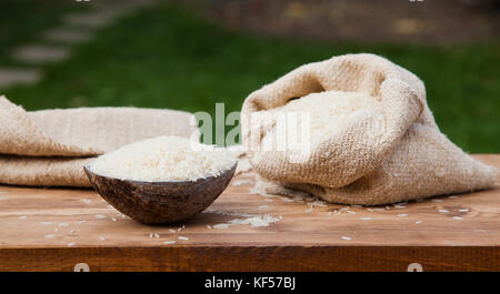 Ciotola di riso su un tavolo di legno Foto Stock