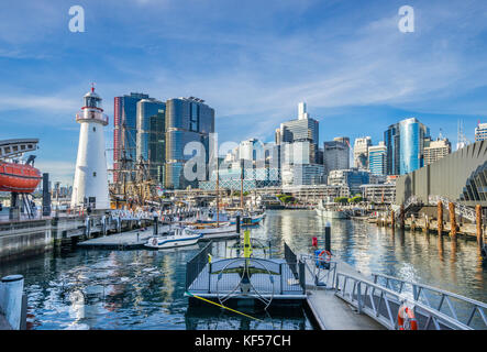 Australia, Nuovo Galles del Sud, Sydney Darling Harbour, vista dal Museo Marittimo waterfront con Capo Bowling Green faro verso il CBD skyli Foto Stock