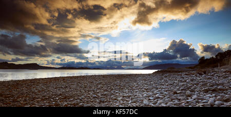 Serata drammatica cieli plockton sulla costa ovest della Scozia. a sud-ovest di ardaneaskan sulla sponda nord del loch carron. ross-shire, SCOZIA Foto Stock