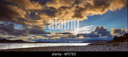 Serata drammatica cieli plockton sulla costa ovest della Scozia. a sud-ovest di ardaneaskan sulla sponda nord del loch carron. ross-shire, SCOZIA Foto Stock