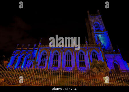 Sottoposto a embargo il 0001 ottobre 26 UN nuovo sistema di illuminazione architettonica 3-G viene presentato alla chiesa di St Luke a Liverpool per segnare la sua rimozione dal registro storico dell'Inghilterra Heritage at Risk. La chiesa gotica di 185 anni è stata illuminata fino a segnare il completamento del restauro del &libbra;500,000 dell'edificio, che è stato bruciato nel 1941 maggio Blitz nella seconda guerra mondiale. Foto Stock