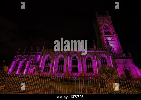 Sottoposto a embargo il 0001 ottobre 26 UN nuovo sistema di illuminazione architettonica 3-G viene presentato alla chiesa di St Luke a Liverpool per segnare la sua rimozione dal registro storico dell'Inghilterra Heritage at Risk. La chiesa gotica di 185 anni è stata illuminata fino a segnare il completamento del restauro del &libbra;500,000 dell'edificio, che è stato bruciato nel 1941 maggio Blitz nella seconda guerra mondiale. Foto Stock