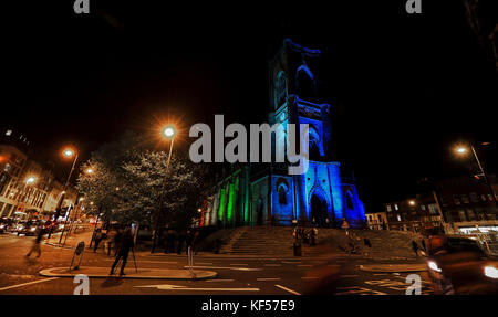 Sottoposto a embargo il 0001 ottobre 26 UN nuovo sistema di illuminazione architettonica 3-G viene presentato alla chiesa di St Luke a Liverpool per segnare la sua rimozione dal registro storico dell'Inghilterra Heritage at Risk. La chiesa gotica di 185 anni è stata illuminata fino a segnare il completamento del restauro del &libbra;500,000 dell'edificio, che è stato bruciato nel 1941 maggio Blitz nella seconda guerra mondiale. Foto Stock