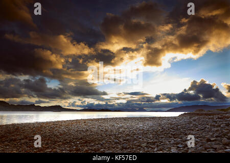 Serata drammatica cieli plockton sulla costa ovest della Scozia. a sud-ovest di ardaneaskan sulla sponda nord del loch carron. ross-shire, SCOZIA Foto Stock