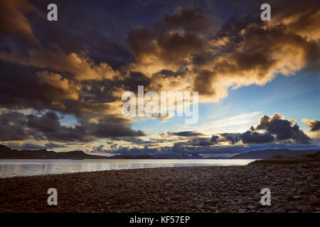 Serata drammatica cieli plockton sulla costa ovest della Scozia. a sud-ovest di ardaneaskan sulla sponda nord del loch carron. ross-shire, SCOZIA Foto Stock