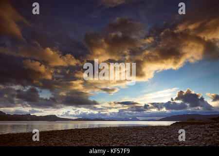 Serata drammatica cieli plockton sulla costa ovest della Scozia. a sud-ovest di ardaneaskan sulla sponda nord del loch carron. ross-shire, SCOZIA Foto Stock