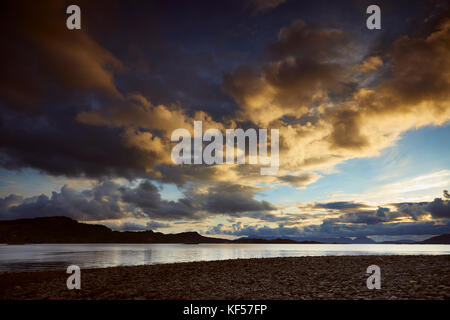 Serata drammatica cieli plockton sulla costa ovest della Scozia. a sud-ovest di ardaneaskan sulla sponda nord del loch carron. ross-shire, SCOZIA Foto Stock