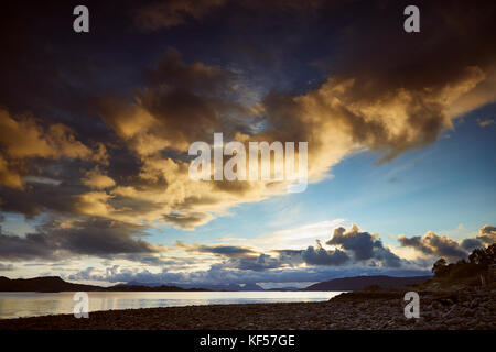 Serata drammatica cieli plockton sulla costa ovest della Scozia. a sud-ovest di ardaneaskan sulla sponda nord del loch carron. ross-shire, SCOZIA Foto Stock