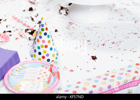 Tabella disordinato con residui di alimenti dopo la festa di compleanno Foto Stock