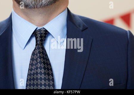 Vista ravvicinata di elegante uomo barbuto indossare tuta con cravatta contro il Red Ribbon Foto Stock
