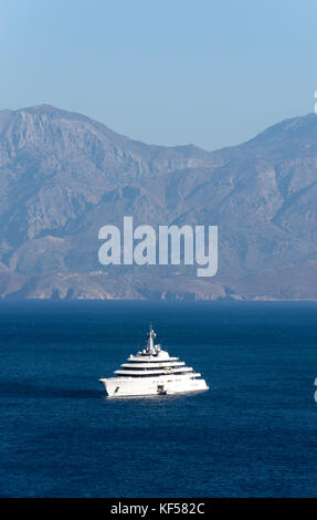 Un super yacht al di ancoraggio sul golfo di Mirabello fuori del paese cretese di Agios Nikolaos, Creta, Grecia, Ottobre 2017 Foto Stock