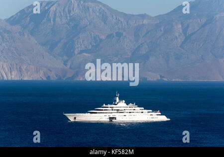 Un super yacht al di ancoraggio sul golfo di Mirabello fuori del paese cretese di Agios Nikolaos, Creta, Grecia, Ottobre 2017 Foto Stock