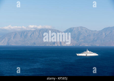 Un super yacht al di ancoraggio sul golfo di Mirabello fuori del paese cretese di Agios Nikolaos, Creta, Grecia, Ottobre 2017 Foto Stock