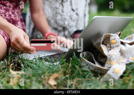 Anonimo donna shopping in internet Foto Stock