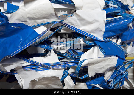 Cumulo di blu e bianco bunting triangolare o flag su stringhe in un vicino in piena vista del telaio Foto Stock