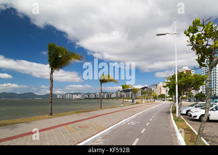 Ciclovia Beira Mar Norte, waterfront pista ciclabile nel centro di Florianópolis, nello stato di Santa Catarina, Brasile Foto Stock