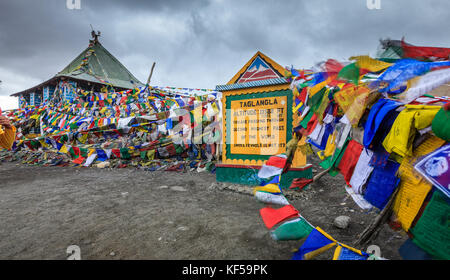 Ladakh, India, luglio 16, 2016: taglangla pass - il secondo più alto motorable passano nel mondo a 17582 ft. ladakh, kashmir india Foto Stock