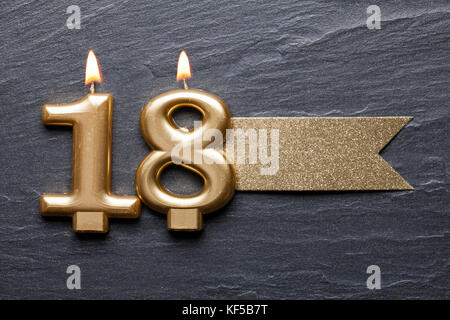 Festa di compleanno numero 18 candela con oro e argento palloncini Foto  stock - Alamy