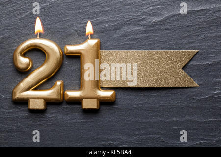 Festa di compleanno numero 2 candela con oro e argento palloncini Foto  stock - Alamy