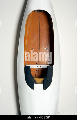 Bianco vuoto soap box derby racer visto dal di sopra guardando in giù sul pavimento in legno e design aerodinamico Foto Stock
