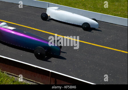 Due vetture concorrenti in un american soap box derby gara tra due veicoli non alimentato ha corso da una rampa in prove di velocità Foto Stock