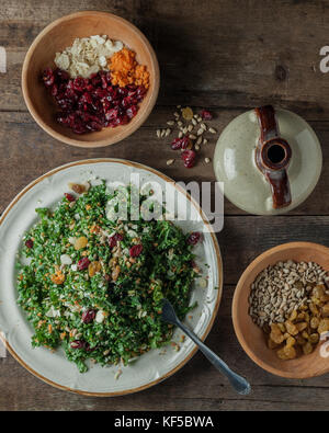 Un trito di cavolo con Insalata di carote tagliate a fette di mandorle tostate, semi di girasole, di mirtilli rossi secchi e limone vinaigrette dressing Foto Stock