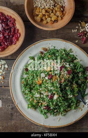 Un trito di cavolo con Insalata di carote tagliate a fette di mandorle tostate, semi di girasole, di mirtilli rossi secchi e limone vinaigrette dressing Foto Stock