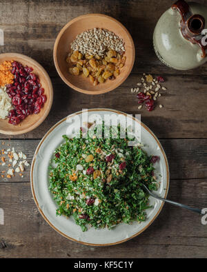 Un trito di cavolo con Insalata di carote tagliate a fette di mandorle tostate, semi di girasole, di mirtilli rossi secchi e limone vinaigrette dressing Foto Stock