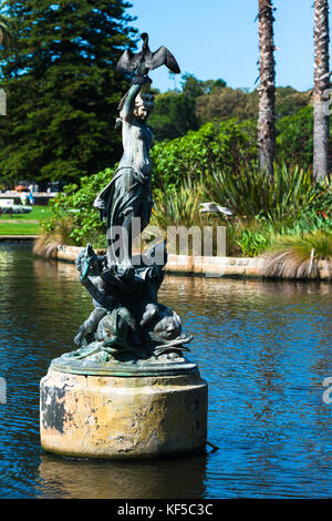 Cormorano sulla statua in Royal Botanic Gardens lake, Sydney, Australia. Foto Stock