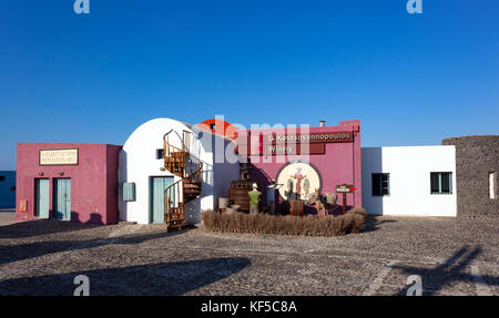 Isola di Santorini, Grecia - Luglio 19, 2012: ingresso vicolo del museo del vino e vigneti di Koutsouyanopoulos in Imerovigli. Foto Stock