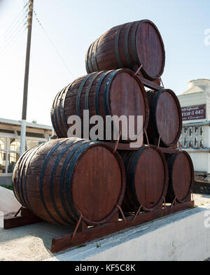 Isola di Santorini, Grecia - Luglio 19, 2012: ingresso con barili di museo del vino e vigneti di Koutsouyanopoulos in Imerovigli. Foto Stock