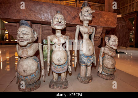 Figure in legno esposte nella Casa delle maschere e dei Pupi di Setia Darma. Mas, Ubud, Bali, Indonesia. Foto Stock