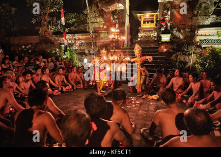 Kecak dance prestazioni a pura Puseh tempio. Ubud, Bali, Indonesia. Foto Stock