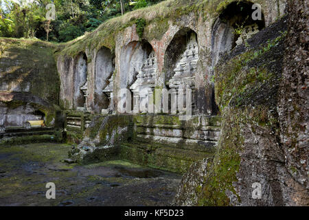 Rock cut santuari di Gunung Kawi, tempio del XI secolo e il complesso funerario. Tampaksiring, Bali, Indonesia. Foto Stock