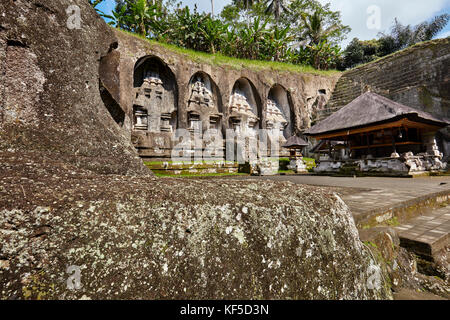 Rock cut santuari di Gunung Kawi, tempio del XI secolo e il complesso funerario. Tampaksiring, Bali, Indonesia. Foto Stock