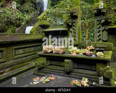 Altare con offerte nel tempio Mengening. Tampaksiring, Bali, Indonesia. Foto Stock