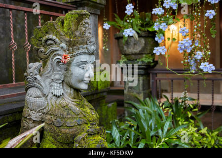 Statua nel giardino dell'Hotel Tjampuhan Spa. Ubud, Bali, Indonesia. Foto Stock