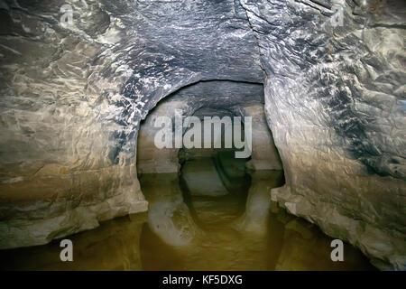 Parzialmente allagato le grotte sotterranee catacomba. viaggio metropolitana attraverso tunnel Foto Stock