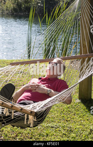 Uomo Senior relax in amaca, South Carolina, STATI UNITI D'AMERICA Foto Stock