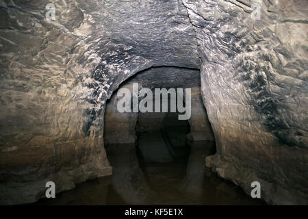 Parzialmente allagato le grotte sotterranee catacomba. viaggio metropolitana attraverso tunnel Foto Stock